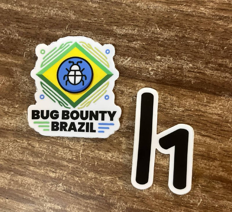 Sou o único que fico com pena de colar os adesivos direto no notebook?