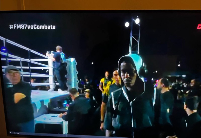 Pausa pra ver essa luta aqui hahahahaha